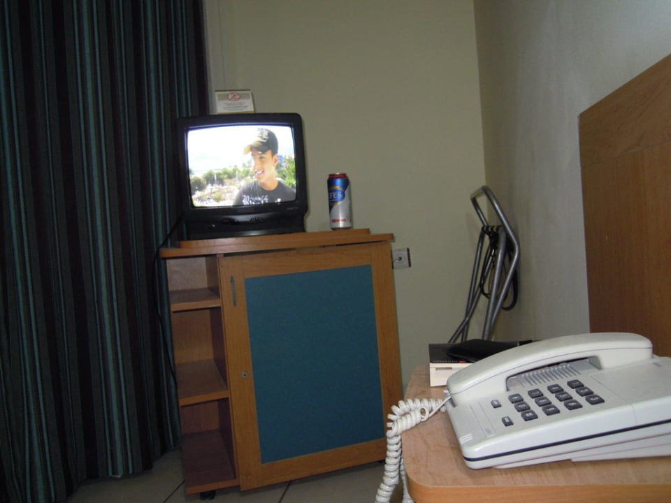 TV auf Kühlschrank (leer trotz AI) Hotel Aslan City Kleopatra