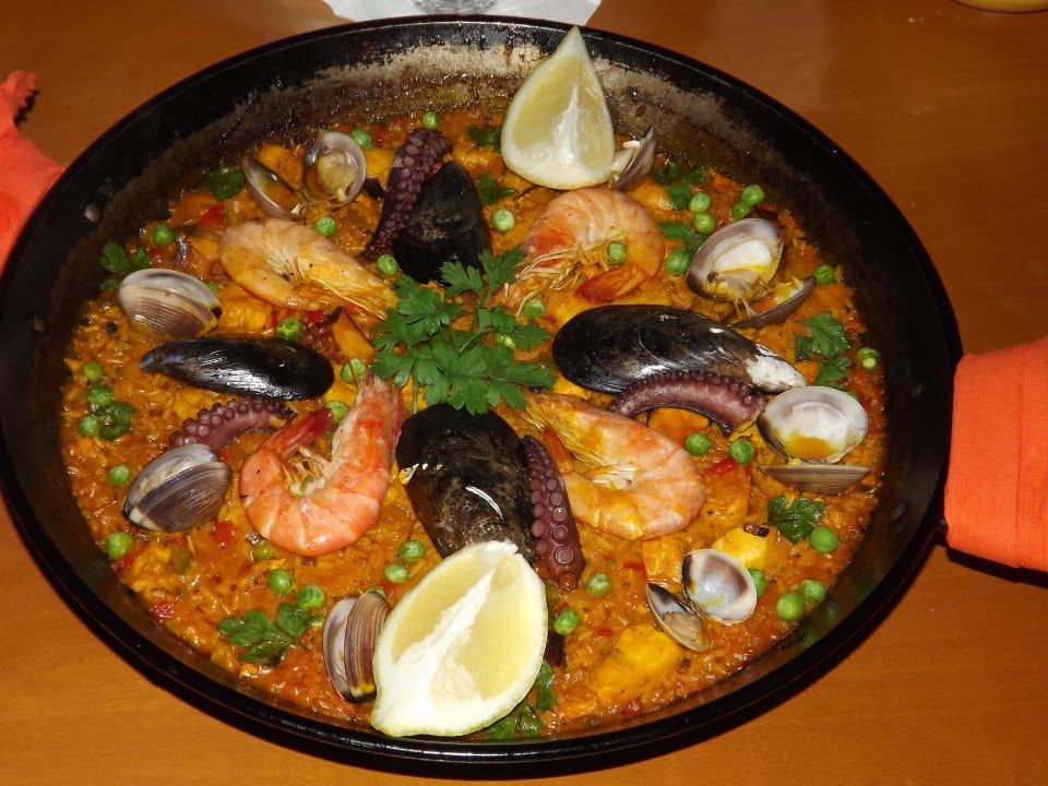 Paella serviert im Appartemant Finca Colon