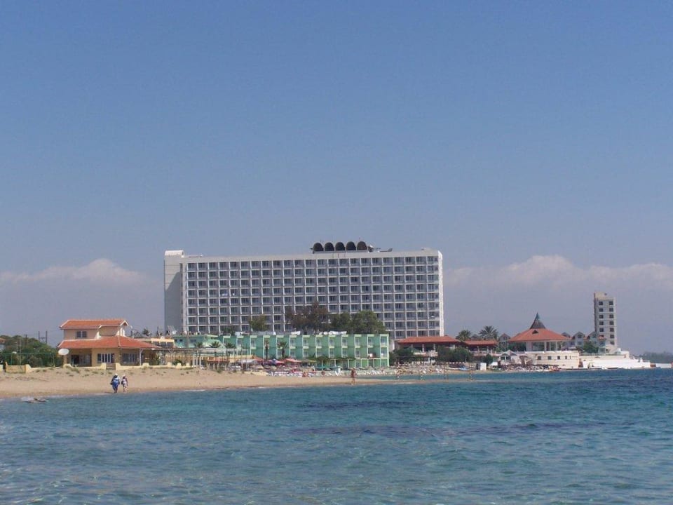 Hotel vom Strand gesehen Salamis Bay Conti Resort Hotel & Casino