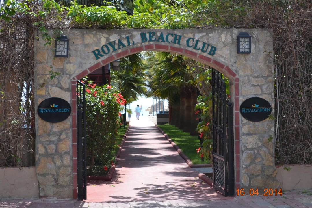 Durchgang zum Strand Hotel Royal Garden Beach