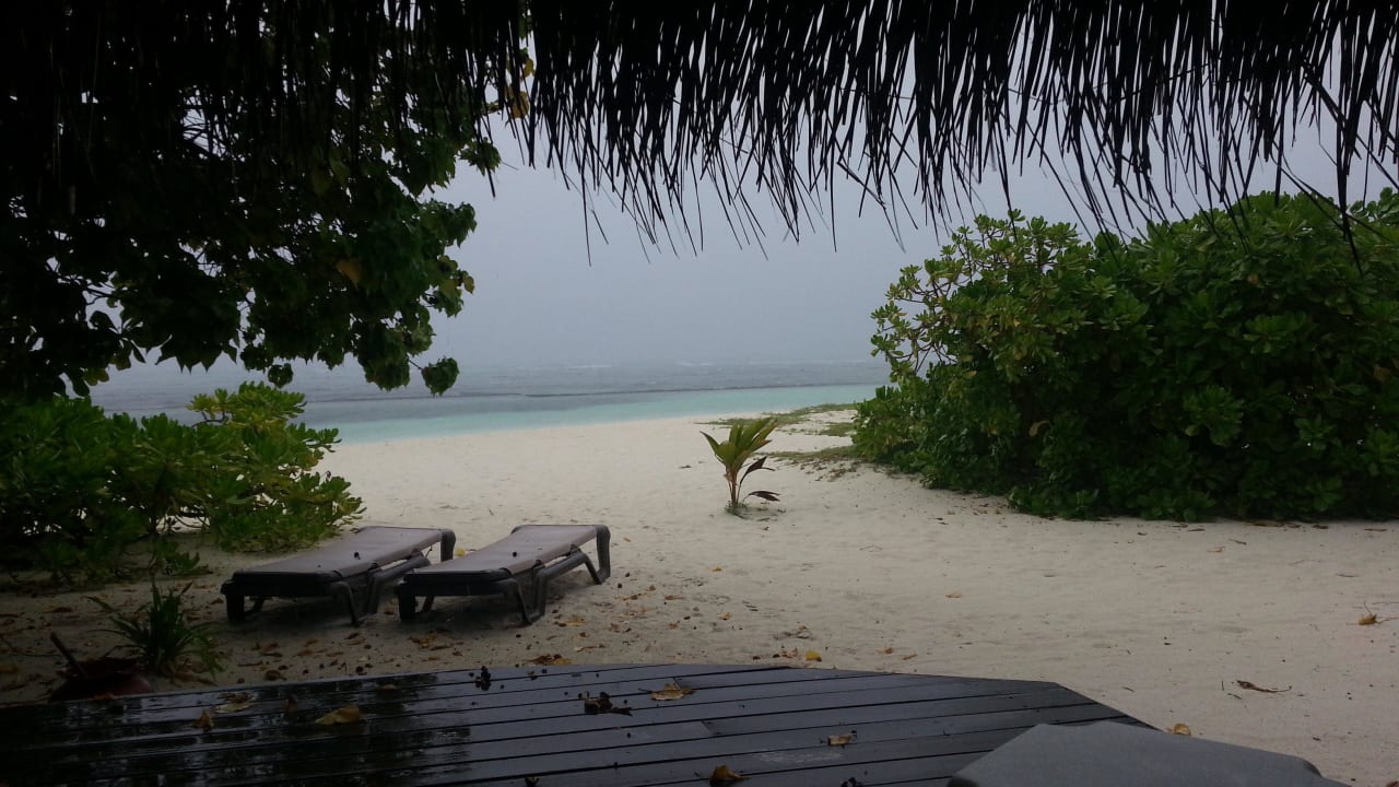 Ausblick aus unserem Bungi bei Regen Kuredu Island Resort & Spa