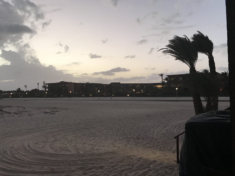 Blick vom Strandrestaurant aufs Hotel Hilton Cabo Verde Sal Resort