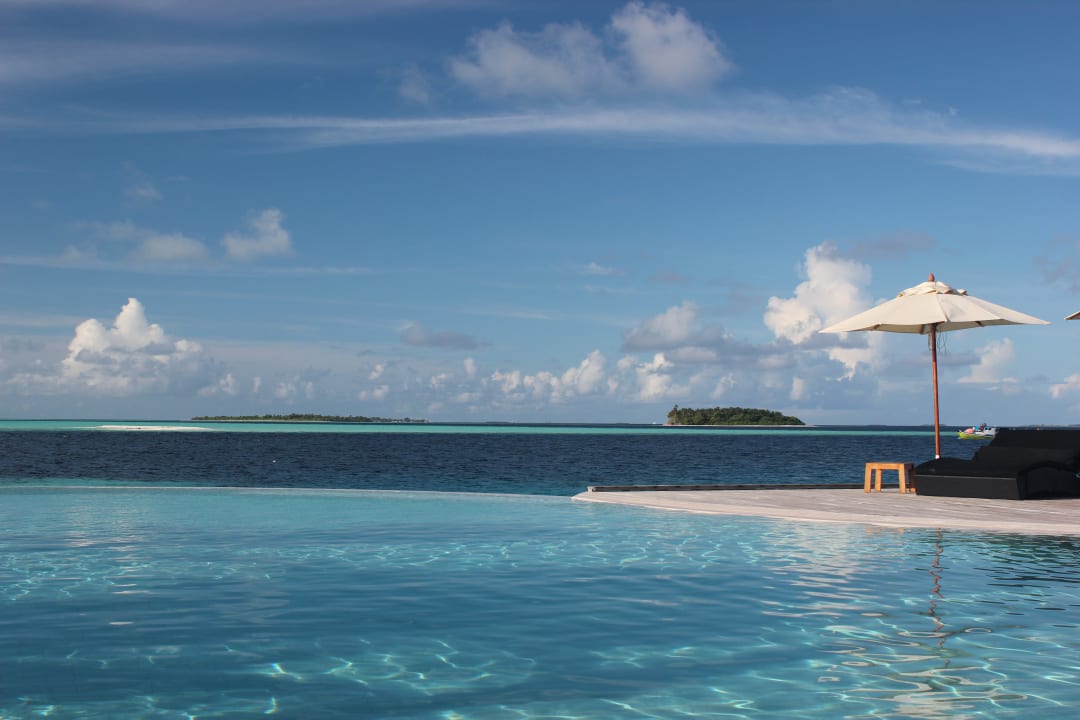 Pool am späten Nachmittag Komandoo Island Resort & Spa - Adults only