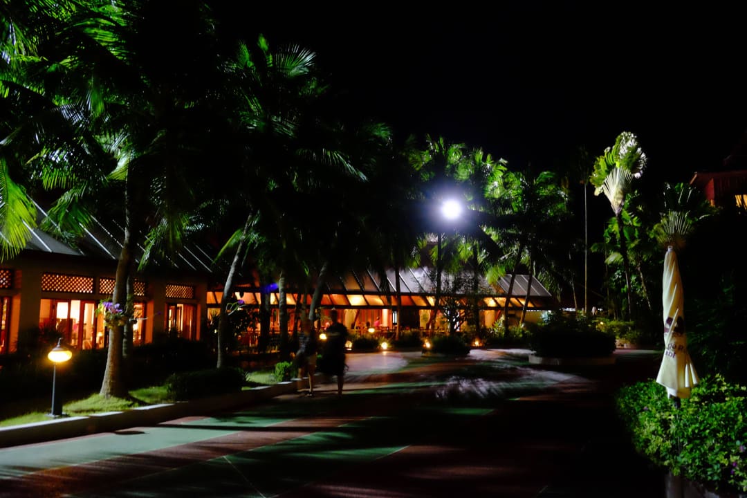 Blick auf das Restaurant vom Garten aus Chada Thai Village Resort