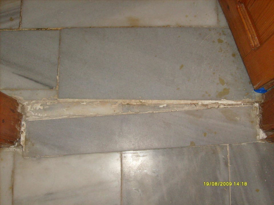 Türschwelle zum Badezimmer Hotel Andiz Beach