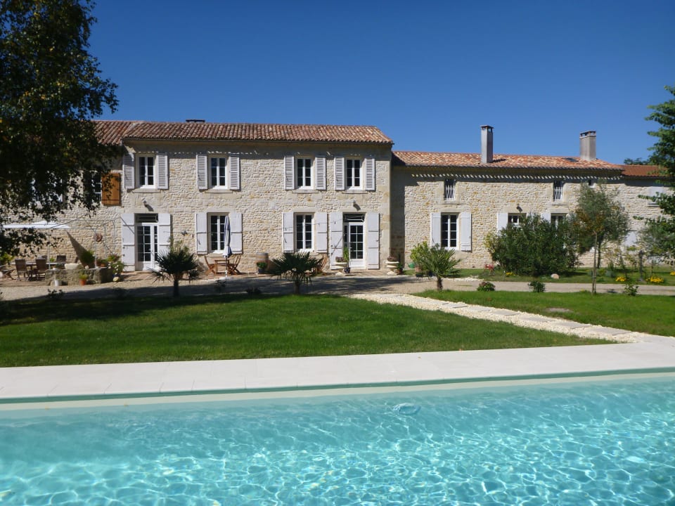 Sicht vom Garten auf das Haus Domaine du Papillon