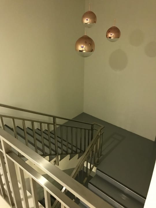 Treppen sehr sauber, 2 Aufzüge vorhanden D Varee Diva Central Rayong