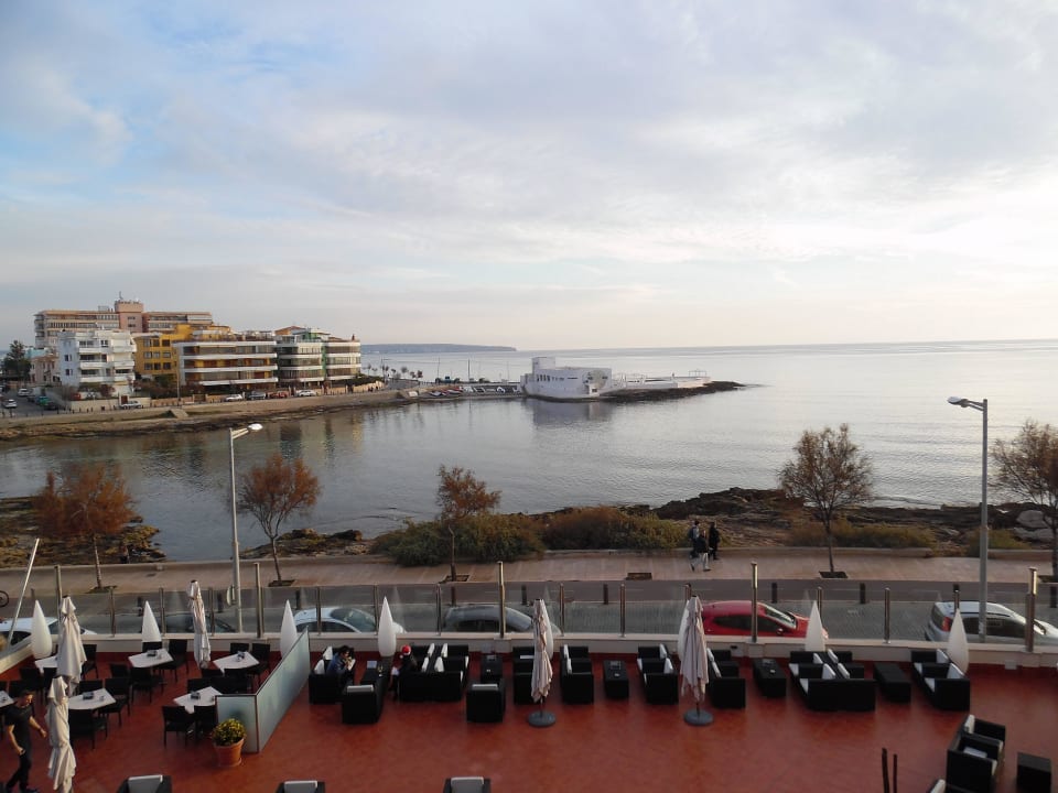 Blick auf Terrasse und Bucht AluaSoul Palma