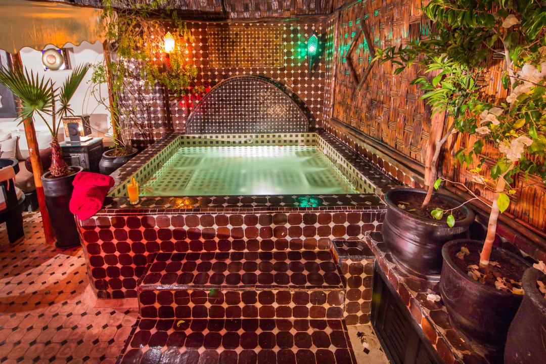 Hot tub jacuzzi roof terrace Guesthouse Dar Najat