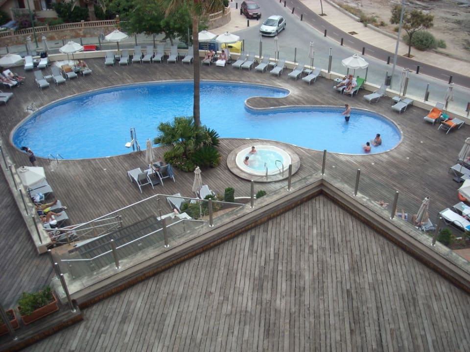 Ausblick auf den Pool vom Balkon AluaSoul Palma