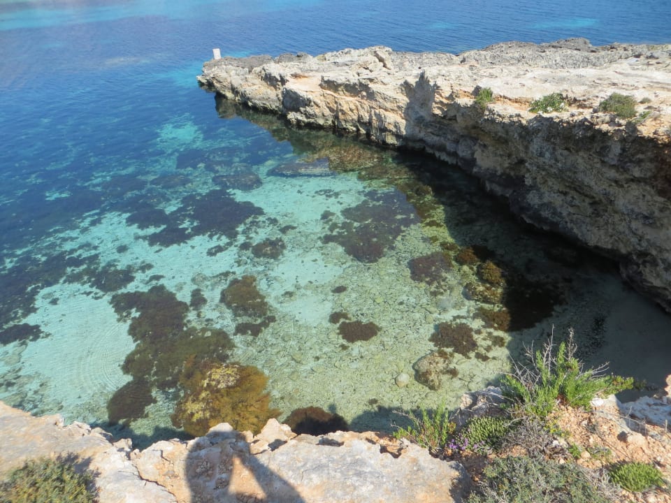 Der Weg Hotel zum Bungalow und der Ausblick am Weg Comino Hotel & Bungalows