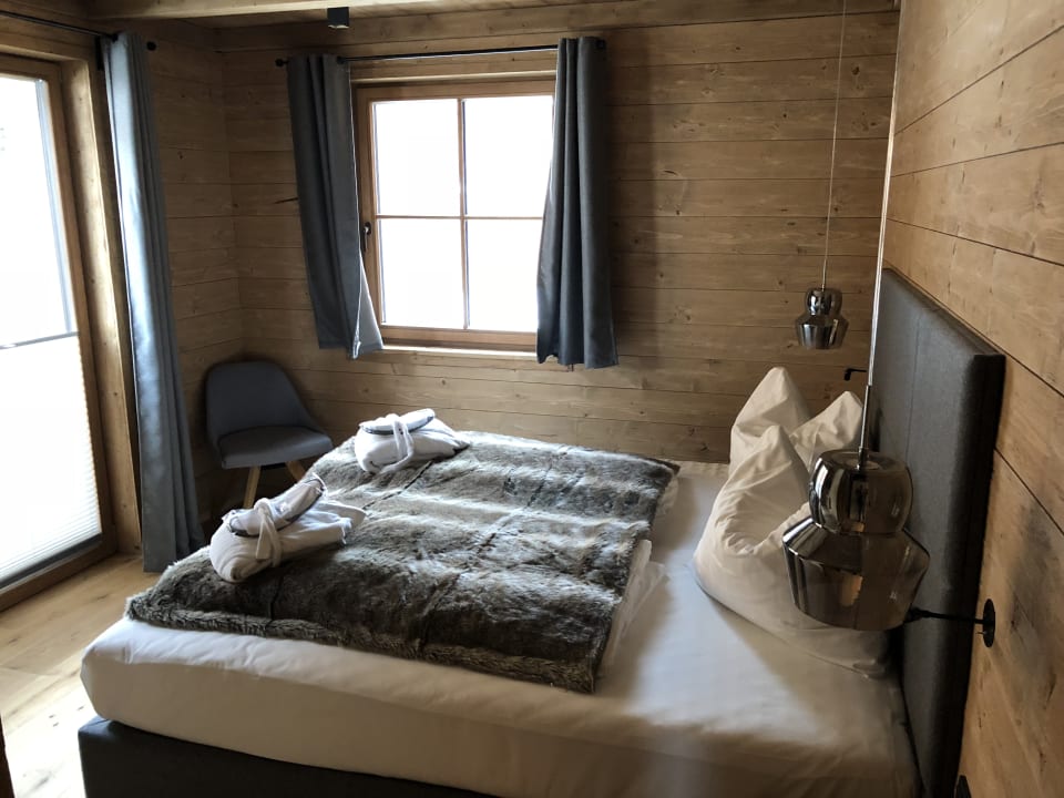 Eines des Schlafzimmers... La Soa Chalets & Eventlodge