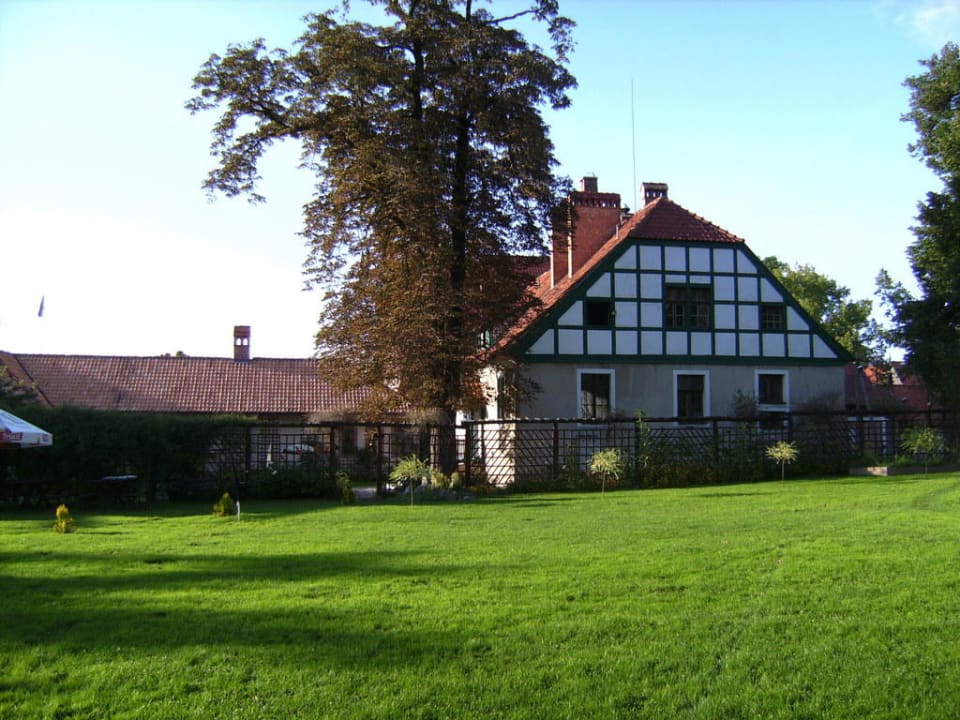 Blick vom Garten auf das Hotel Kadyny Folwark Hotel & Spa