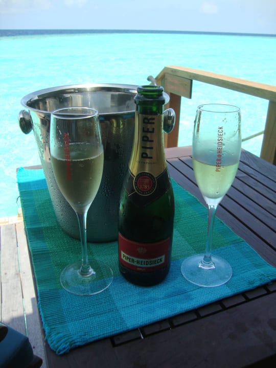 Champagner zur Begrüßung Veligandu Maldives Resort Island