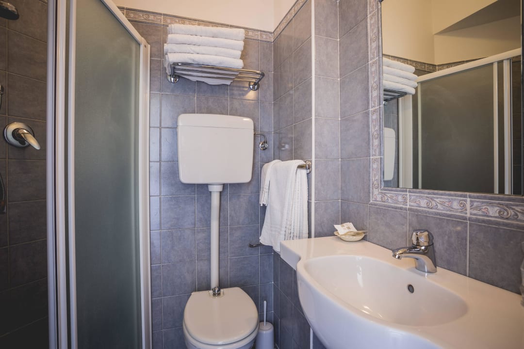 Bad mit Duschkabine 3x-4x-Zimmer Superior Comfort Hotel Raffaello