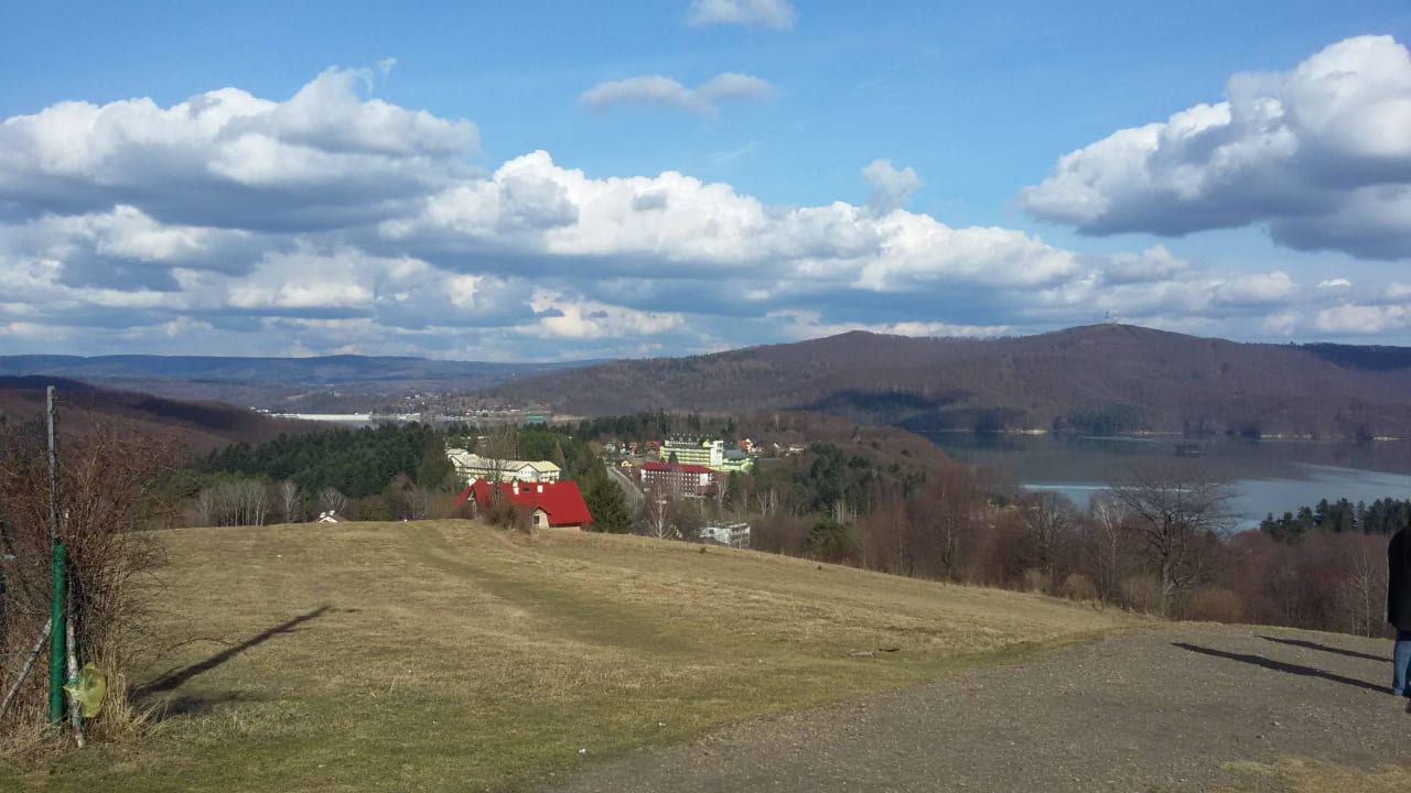 W dole hotel (z punktu widokowego) Hotel Skalny Spa Bieszczady