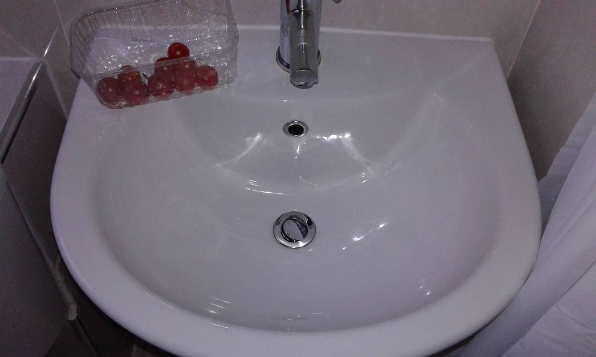 Zimmer 40 - Waschbecken Hotel Ramada Crawley Gatwick