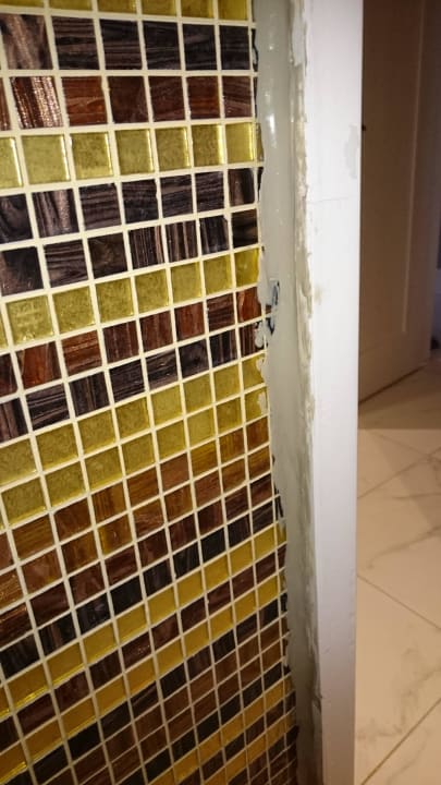 Schrekliche Silikonarbeit! Wir können es als Lai Royal Taj Mahal Hotel