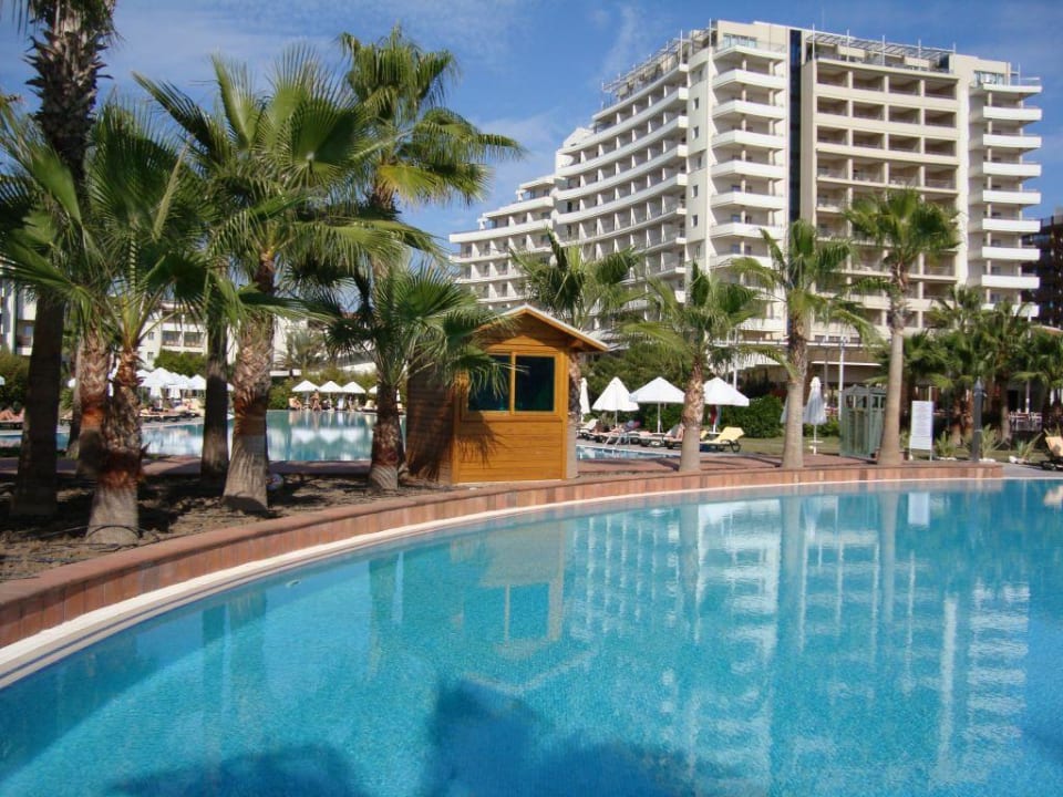 Blick vom Pool auf das Haupthaus Lara Barut Collection