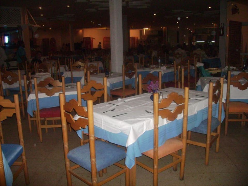 Kantine statt entspanntem Essen Sahara Beach Aquapark & Resort