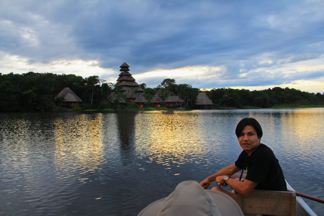 Blick auf die Gesamtanlage vom See aus Napo Wildlife Center