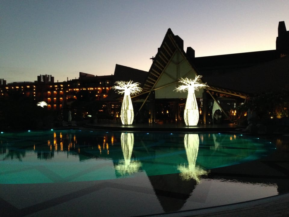 Blick auf Richard Burton Bar Lopesan Baobab Resort