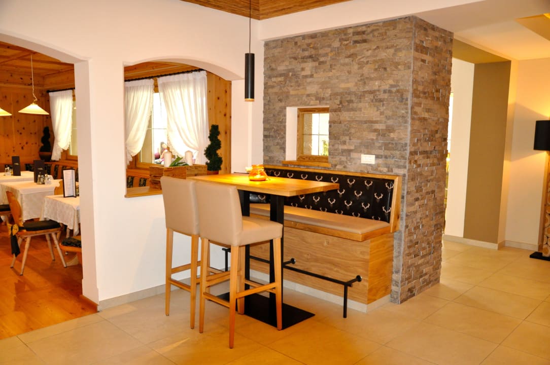 Tisch direkt an der neuen Bar  Hotel Wiesenhof Garden Resort