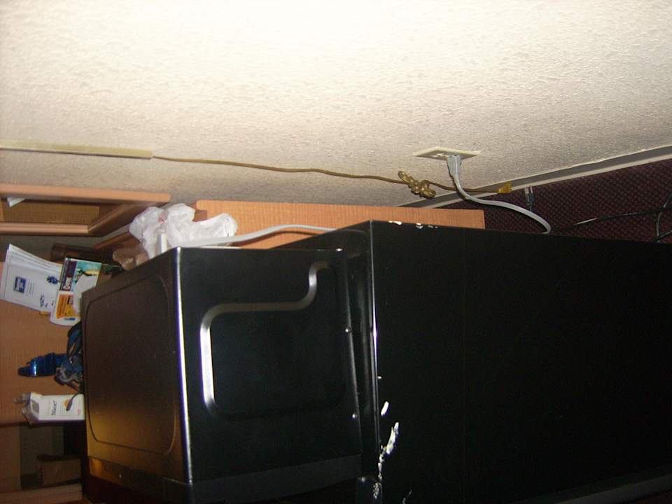 Freistehender Kühlschrank mit Dreck dahinter Hotel Rodeway Inn Maingate