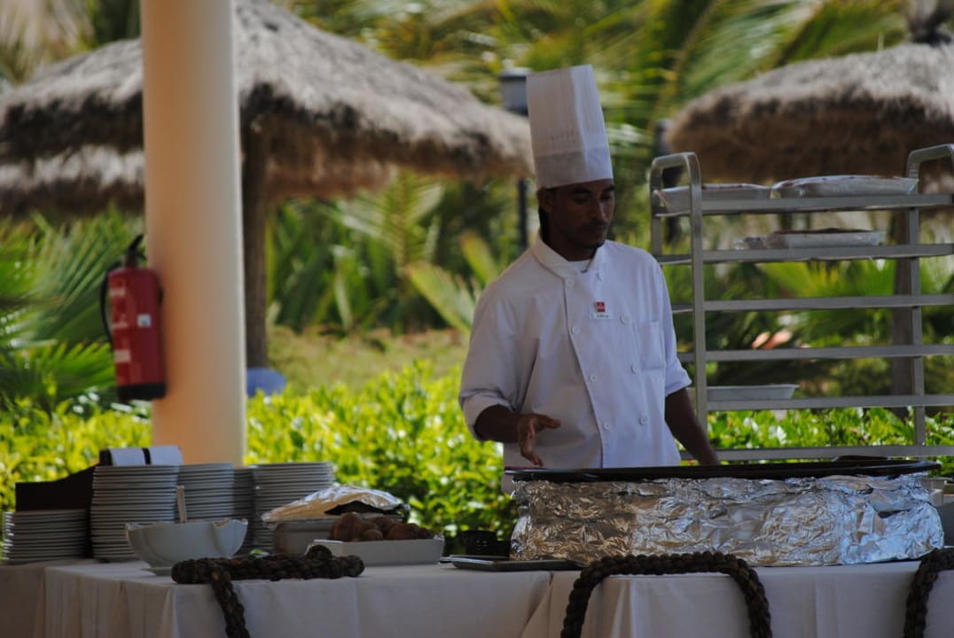 Außenkoch am Poolrestaurant Hotel Riu Karamboa
