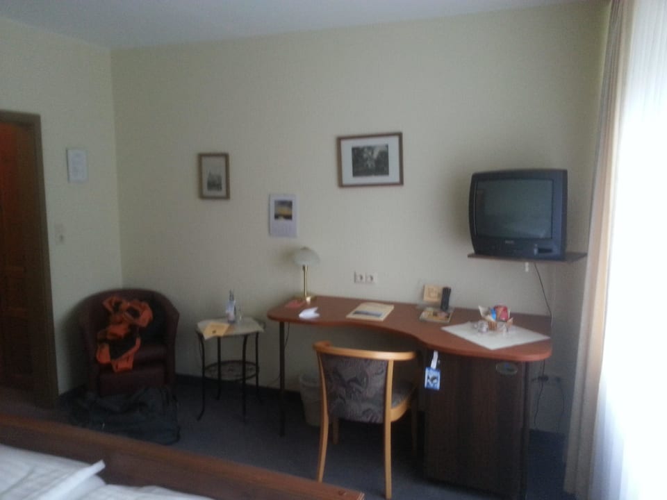 Schreibtisch mit Minibar und TV Hotel Ostfriesen Hof
