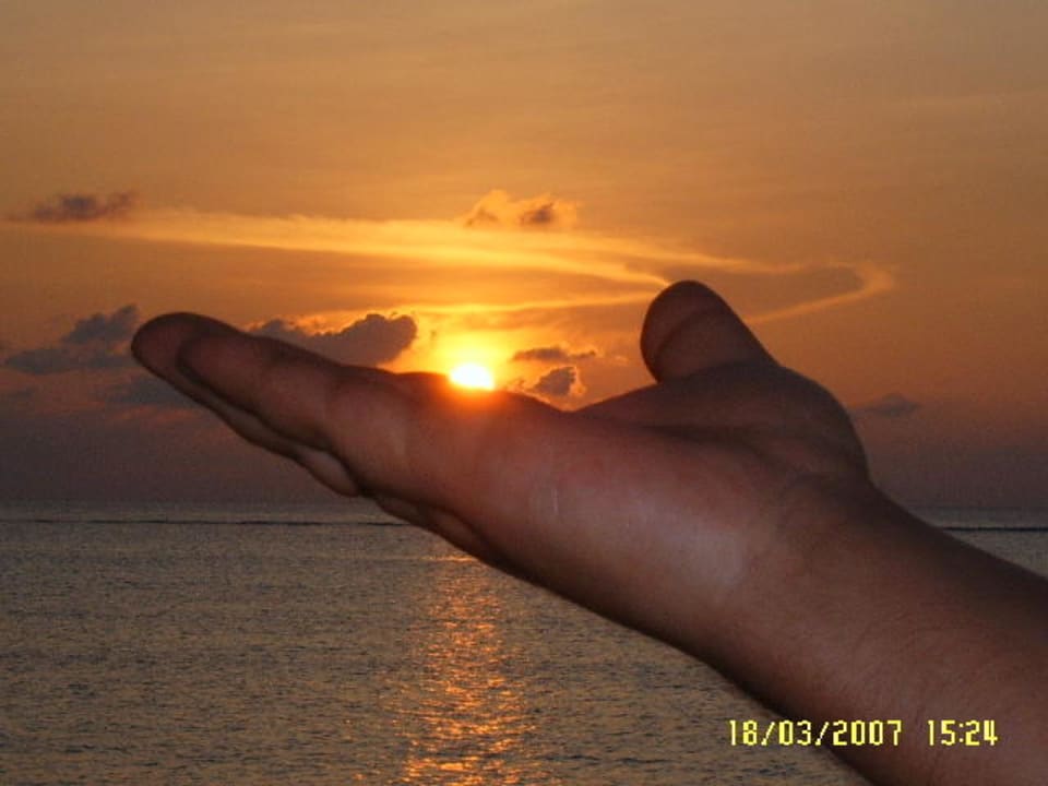 Die sonne in der Hand Summer Island Maldives