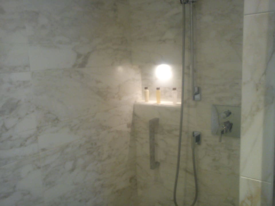 Bad mit Dusche Room 602 Waldorf Astoria Berlin