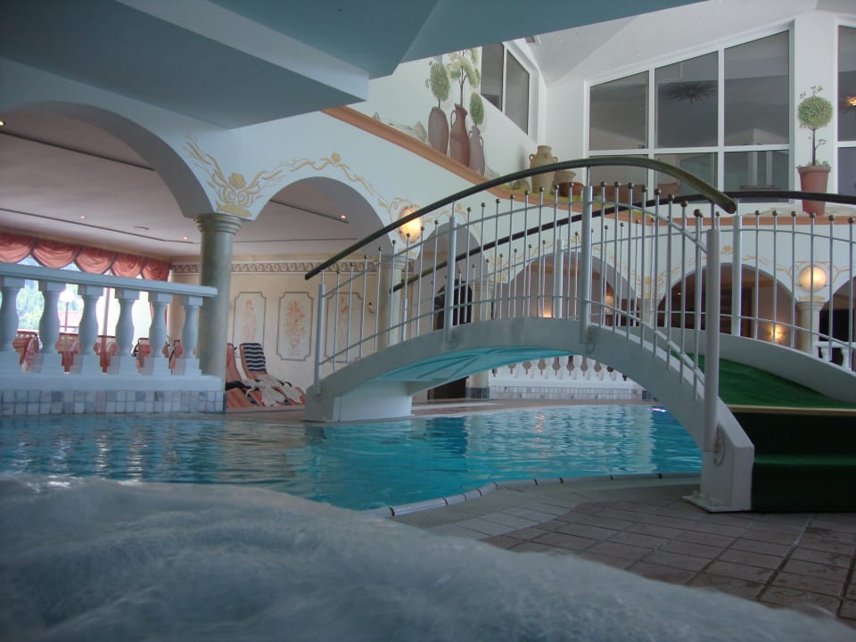 Schöne Poolanlage Wellnessresort Vier Jahreszeiten