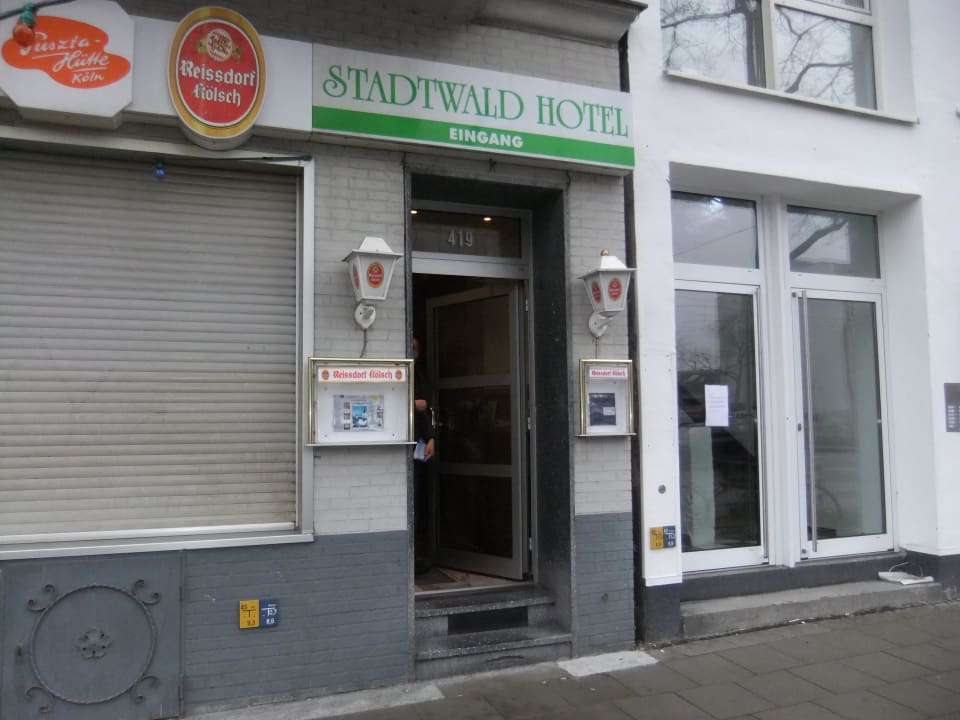 Eingang zum Hotel Stadtwald Hotel
