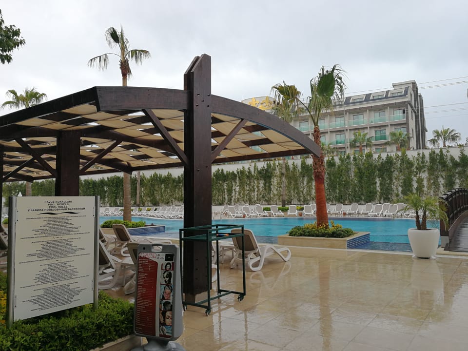 Auch bei Regenwetter schön anzusehen Mary Hotel Side