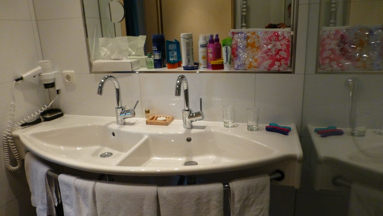 Bad mit Doppelwaschtisch Hotel & Garni DAS KÖHLE