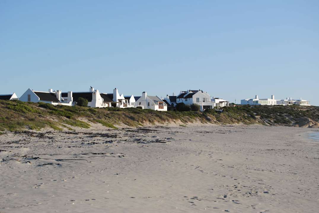 Ein langer Strand vor dem Haus The Ostercatchers Haven
