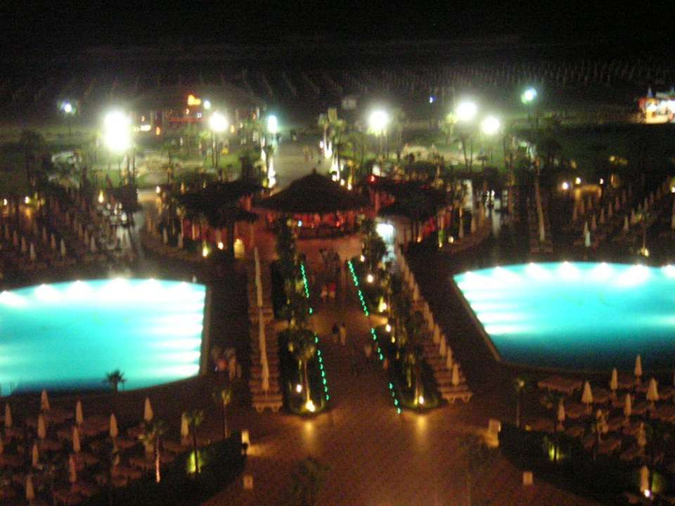 Pool bei Nacht DIT Majestic Beach Resort