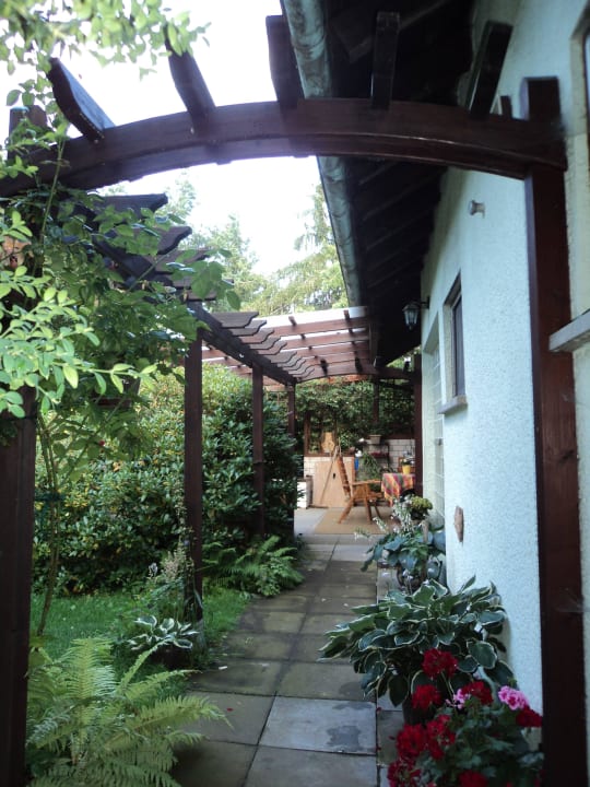 Weg zum Eingang hinter dem Haus Landhaus Nadler