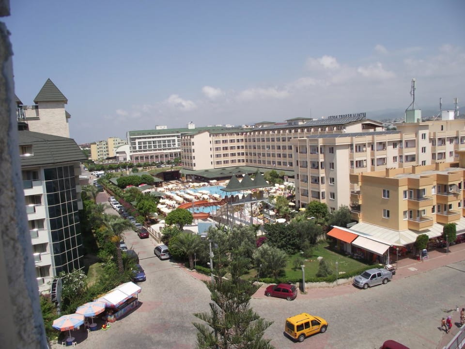 Widok na Konakli z okna hotelowego Caretta Beach Hotel