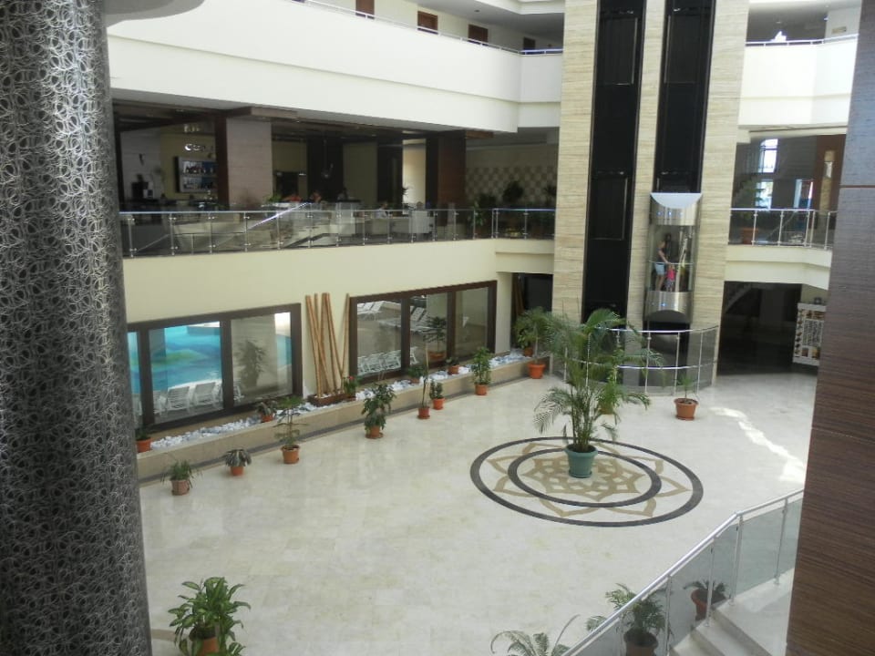 Innenpool und dort neben an viele Läden Seaden Sea World Resort & Spa