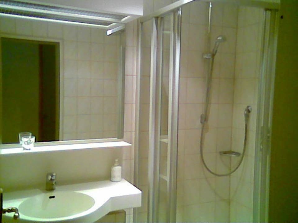 Das Bad ist schon etwas in die Jahre gekommen Hotel Dirsch Wellness & Spa Resort