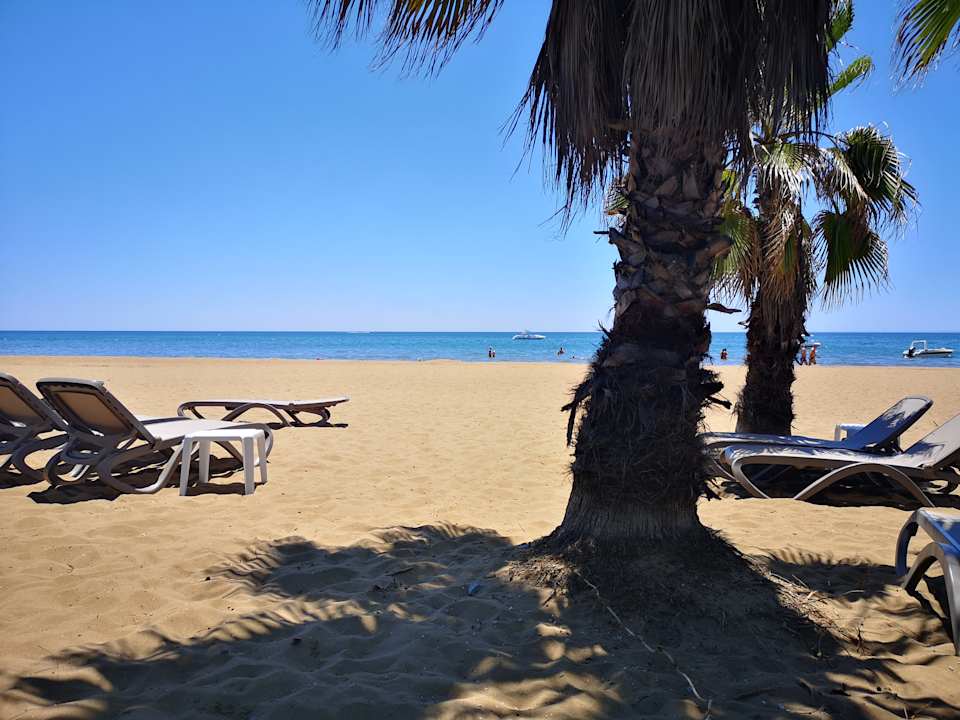 Strand Club Grand Side