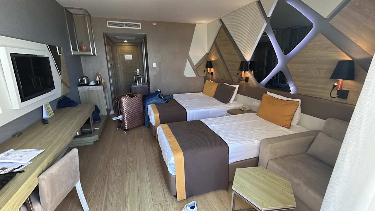 Zimmer Saturn Palace Resort Hotel