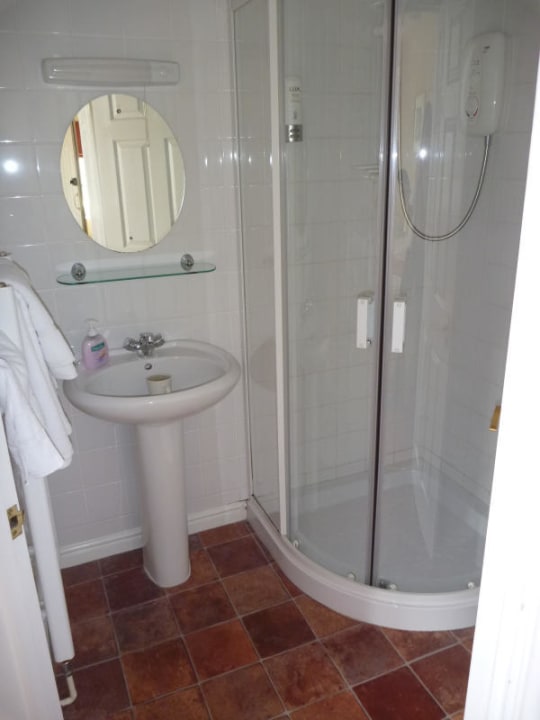 Badezimmer im Family Room The Red House Hotel