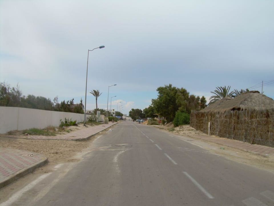 Straße zwischen Hotel und Strand Djerba Sun Beach Hotel & Spa