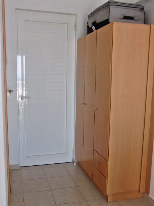 Sehr geräumiger Kleiderschrank Georgia Hotel