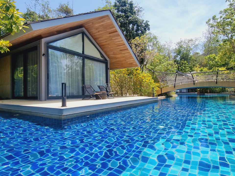 Pool Island Escape Burasari