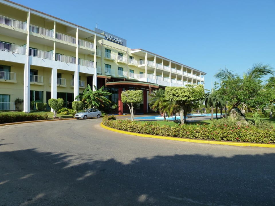 Haupthaus mit Zufahrt Iberostar Origin Taínos