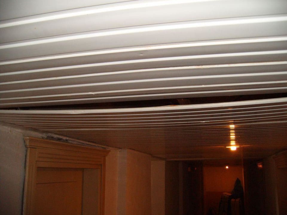 Herunterhängende Deckenteile im Flur Apartments Hane Annex